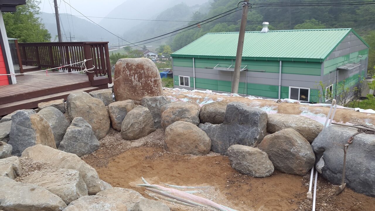 자연석 옹벽 시공 - 동결심도 이하 굴착·정통 옹벽 시공