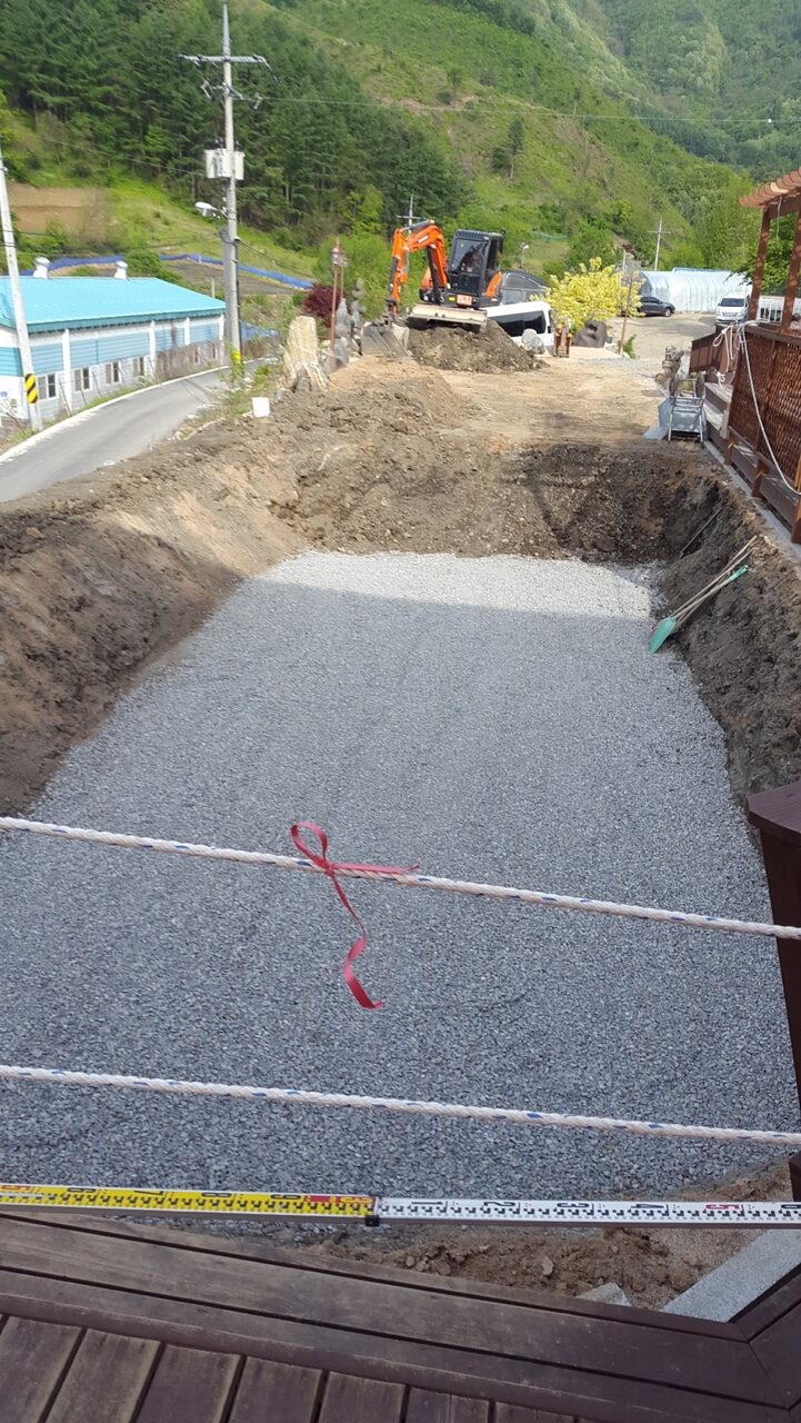 자체 굴삭기 — 토목 작업 - 두산 굴삭기로 토목·정지 직접 처리