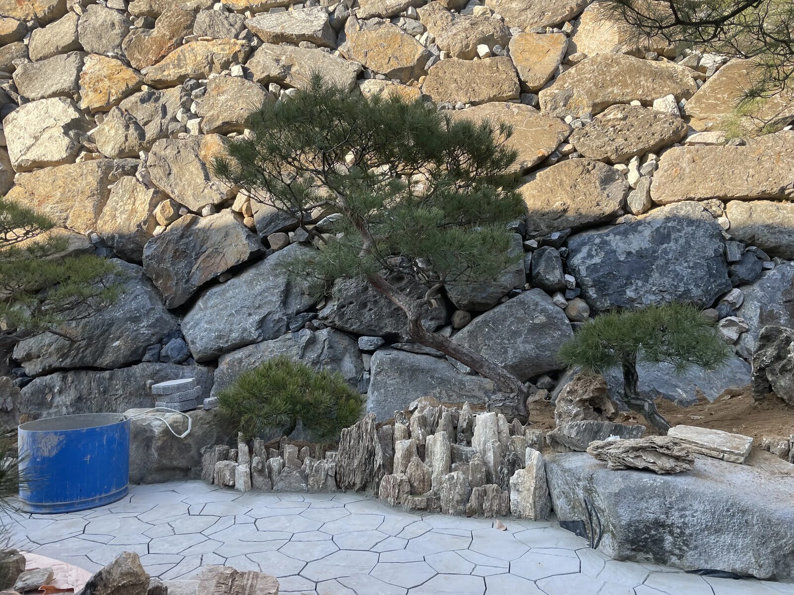 자연석 정원 — 거석 배치 - 거석을 중심으로 한 자연석 정원