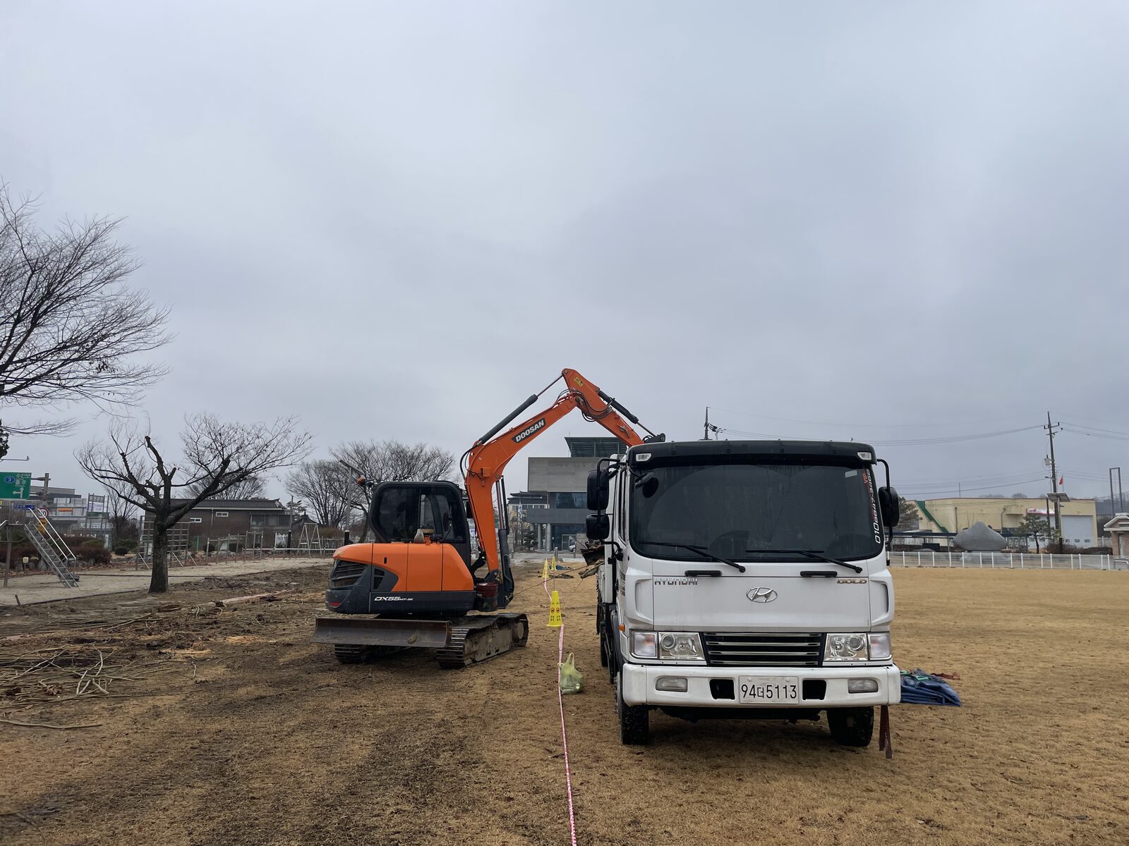 굴삭기 + 5톤 메가트럭 - 자체 장비로 자재 운반·시공 일괄