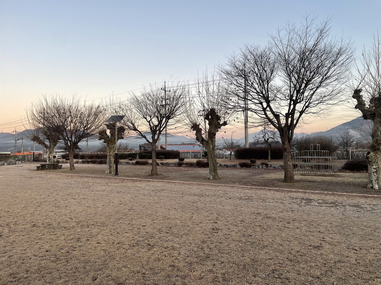 시설 보행로 마감 - 관공서·시설 보행자 동선 정비
