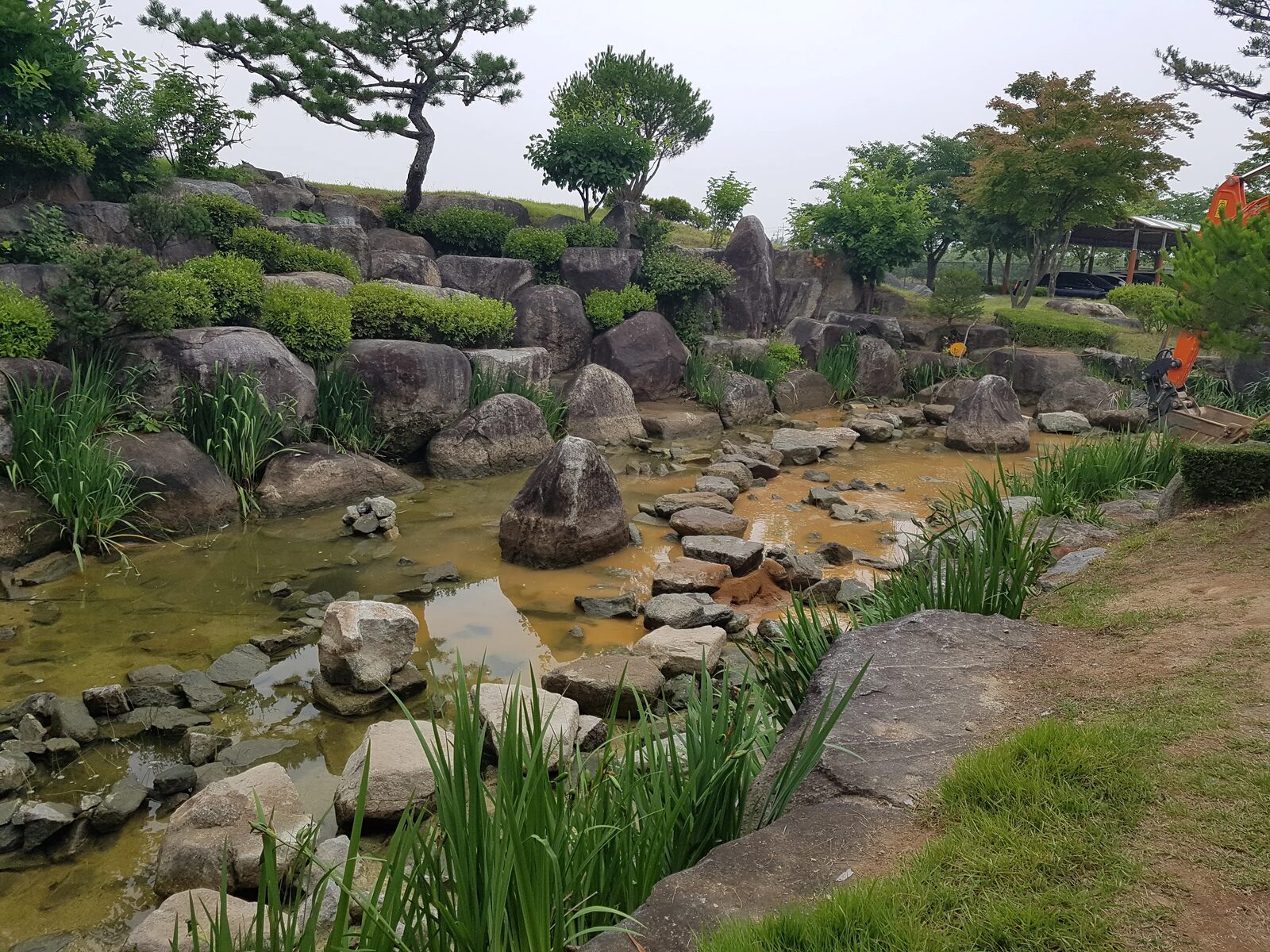 공원 자연석 조경 · 수경시설(계류·연못) 종합 조성 완성