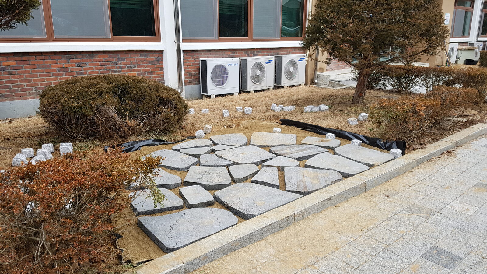 재단 부지 자연석 판석(난괴석) 포장 시공 완성 - 화강석 경계석 마감