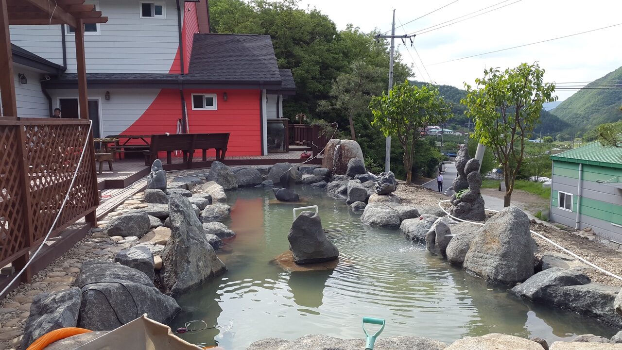 전원주택 자연석 연못 입석(立石) 정원 완성 - 4중 정통 공법 시공