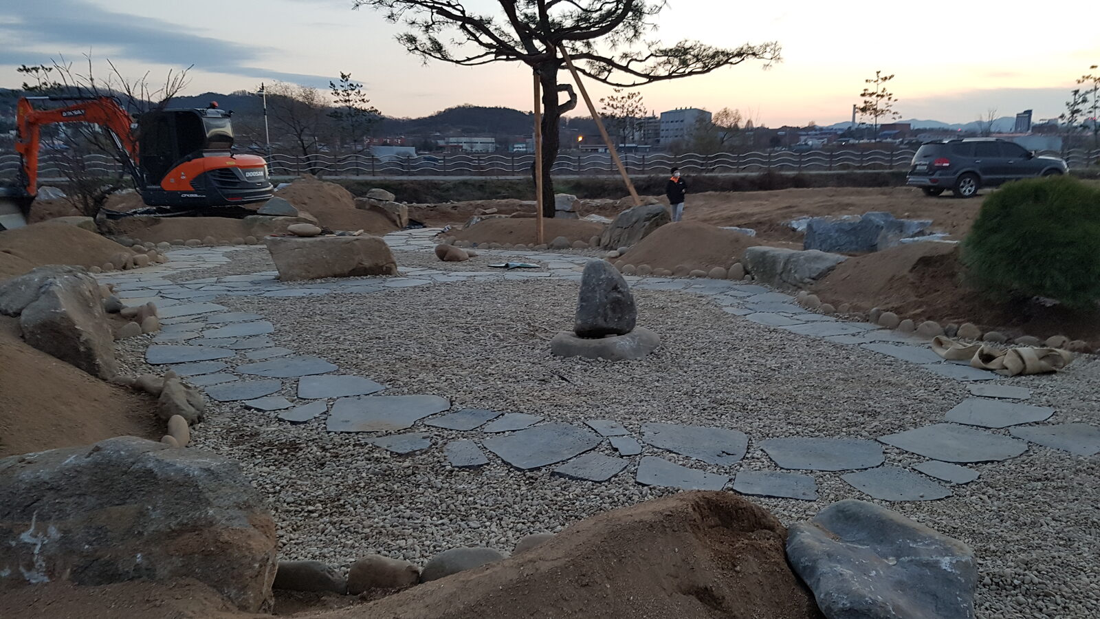 공원 조성공사 자연석 판석 산책로·자갈·호박돌 마감 완성