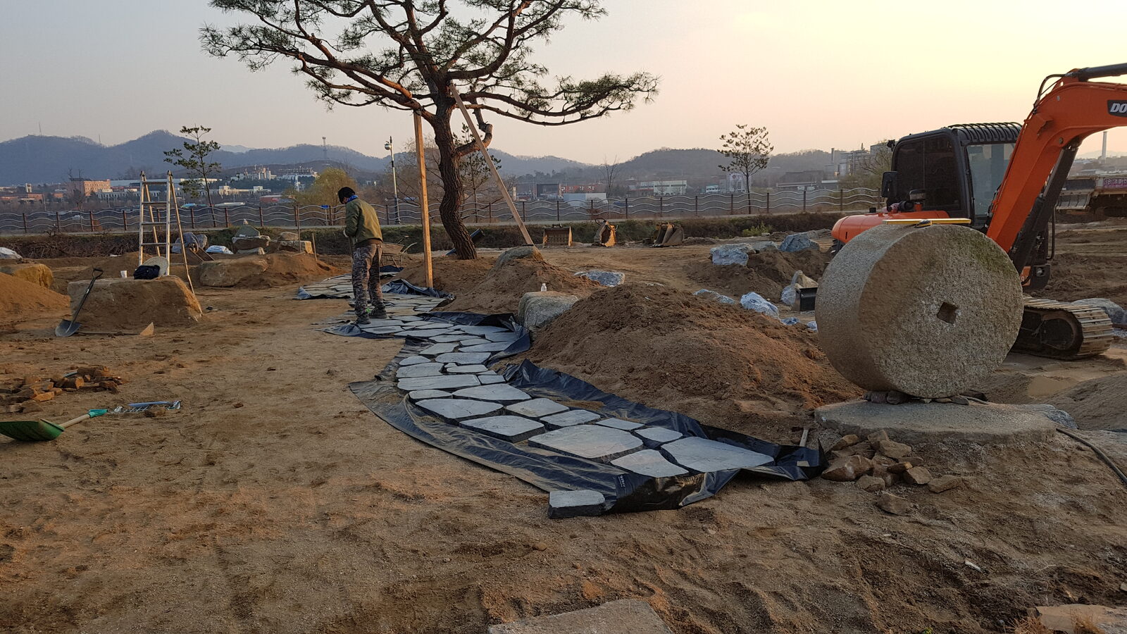 조경 자연석 판석 포장공사 시공 중 - 부직포 정통 공법