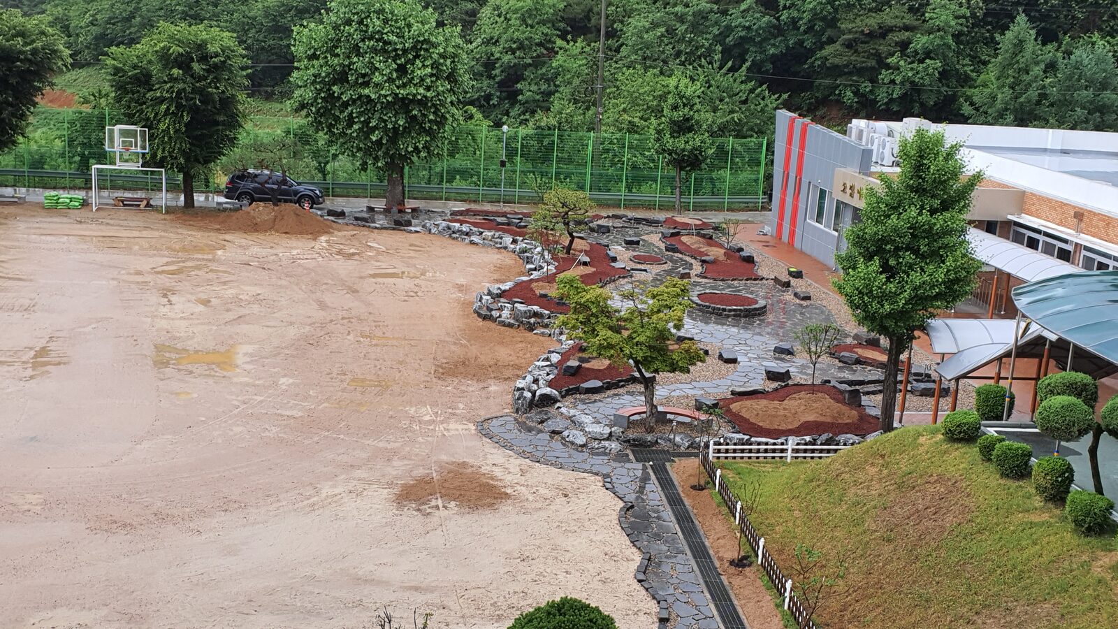 환경개선사업 조경 종합 시공 완성 - 자연석 화단·판석 동선·우드칩 멀칭