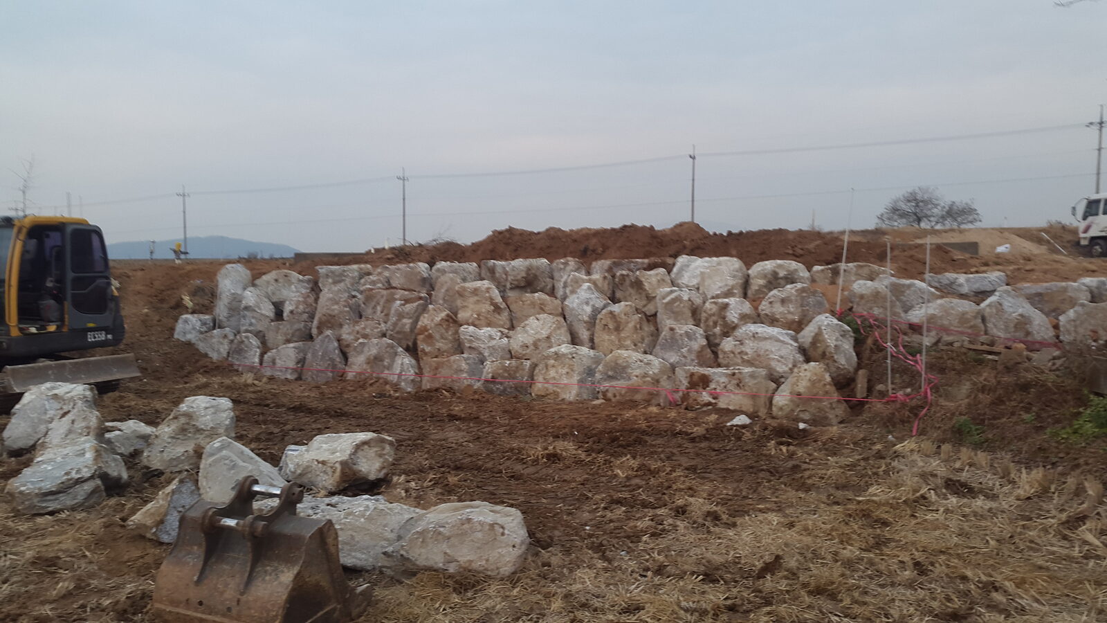 공원 자연석 옹벽 축조 작업 진행 중 - 굴삭기 시공