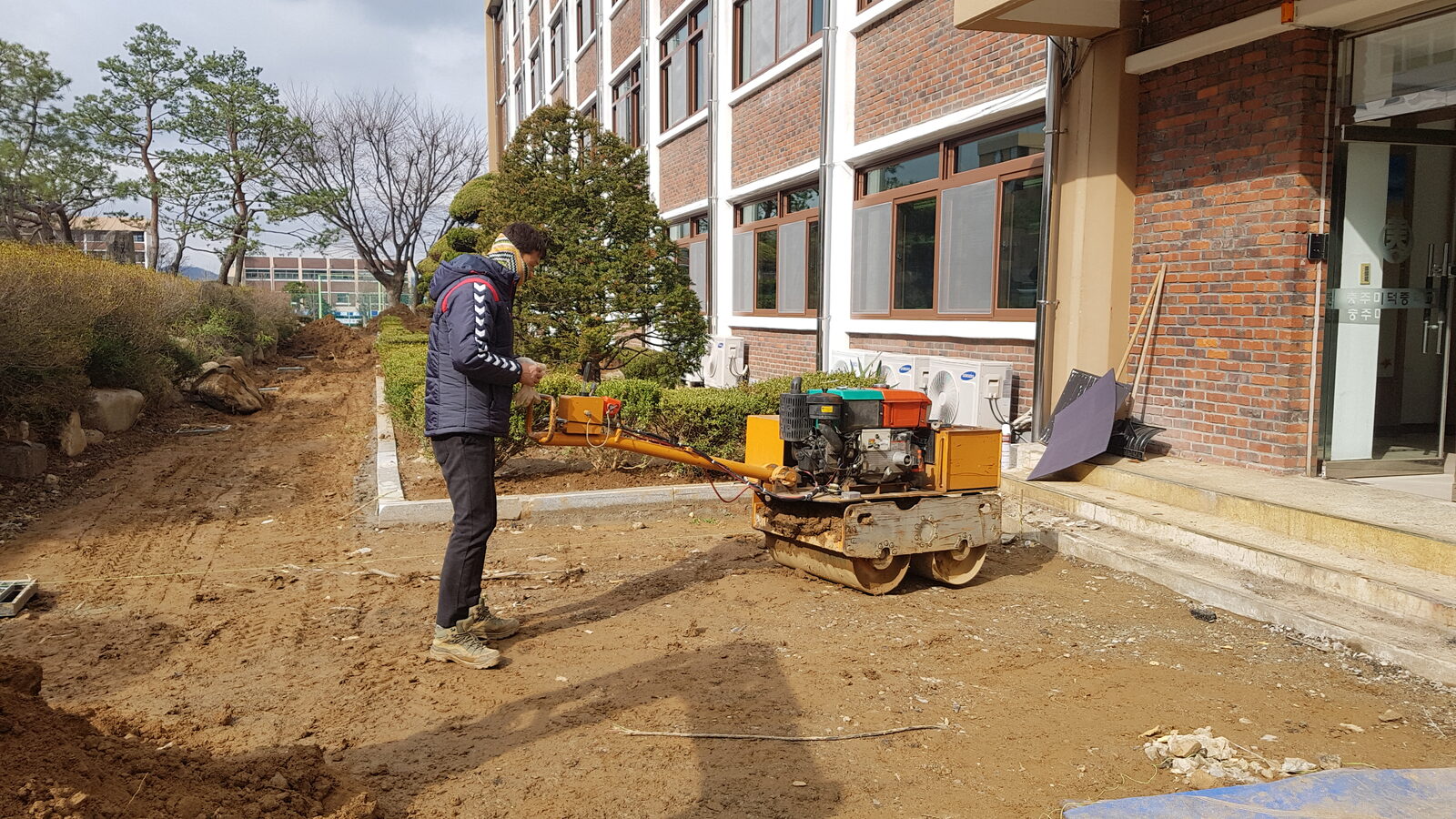 재단 부지 외부 토목 다짐 작업 진행 중 - 다짐 롤러 시공