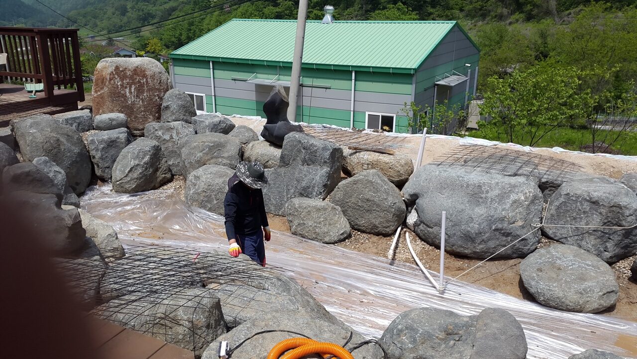 전원주택 자연석 연못 시공 진행 중 - PE 방수포·부직포·철근메쉬 4중 공법