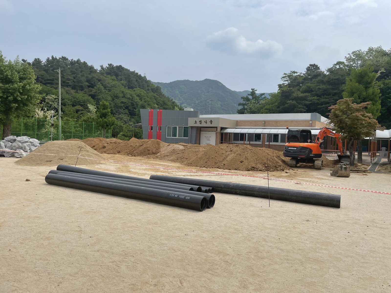 환경개선사업 토목 작업 진행 중 - PE 우수배관 자재 반입