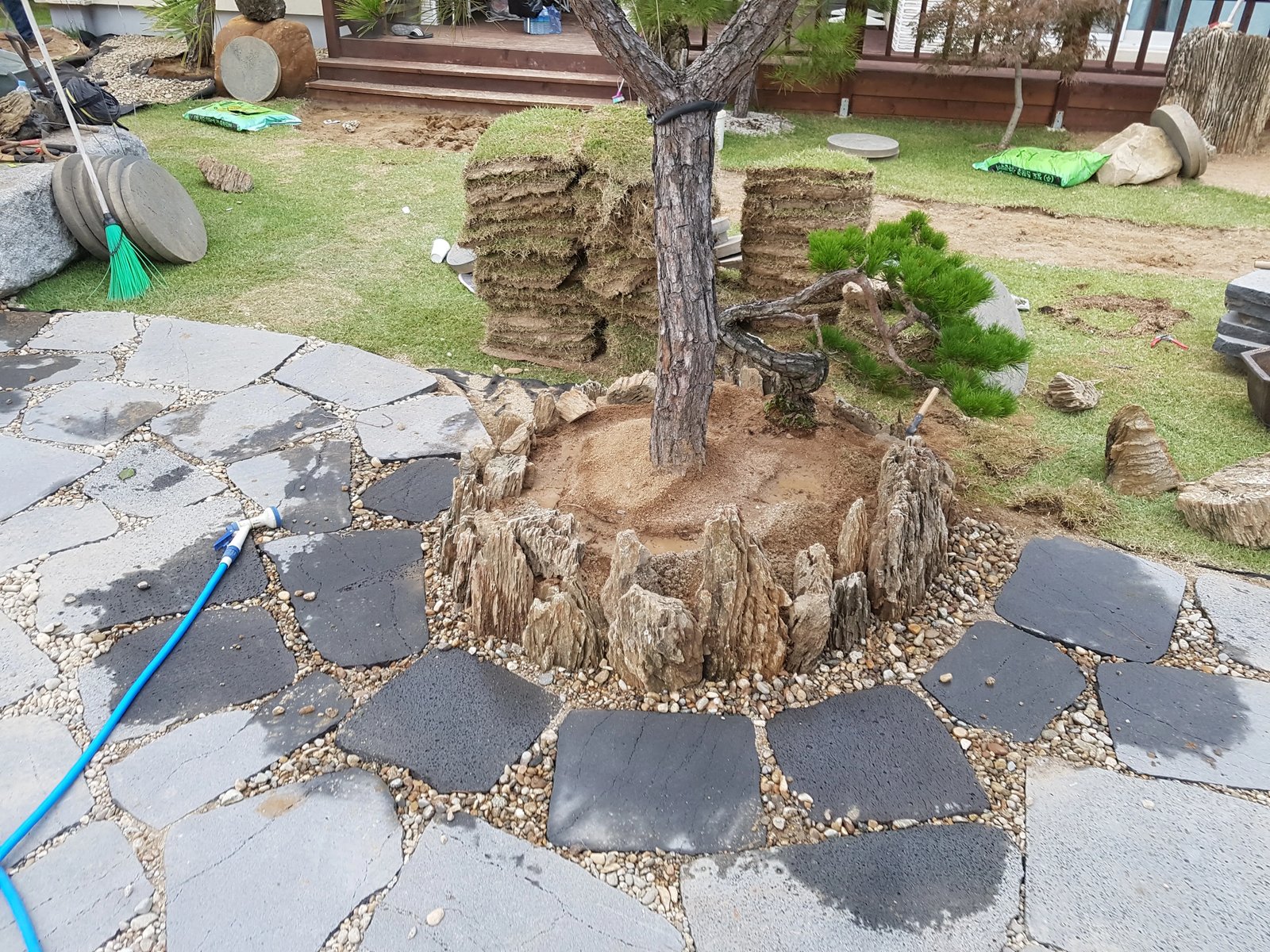 빌라 잔디·소나무·정자