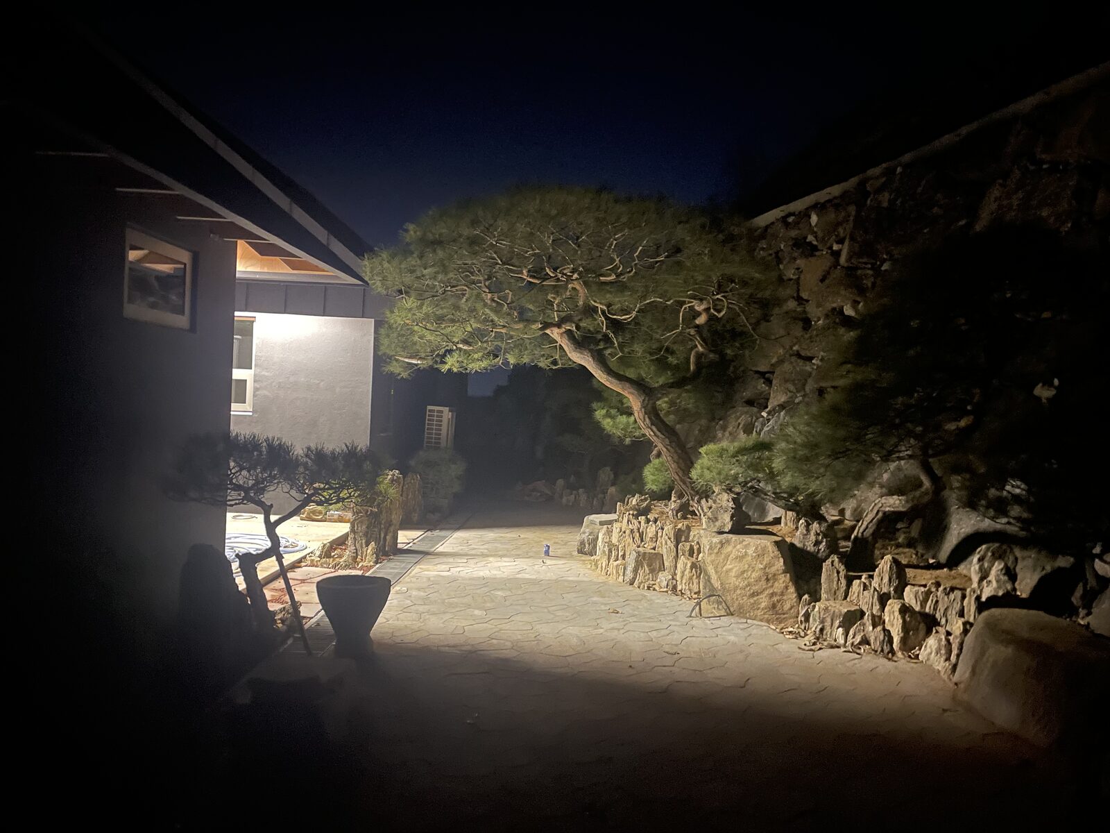 야간 한국식 노송 정원 자연석 계단 조경 조명 시공 - 별장 정원 전경