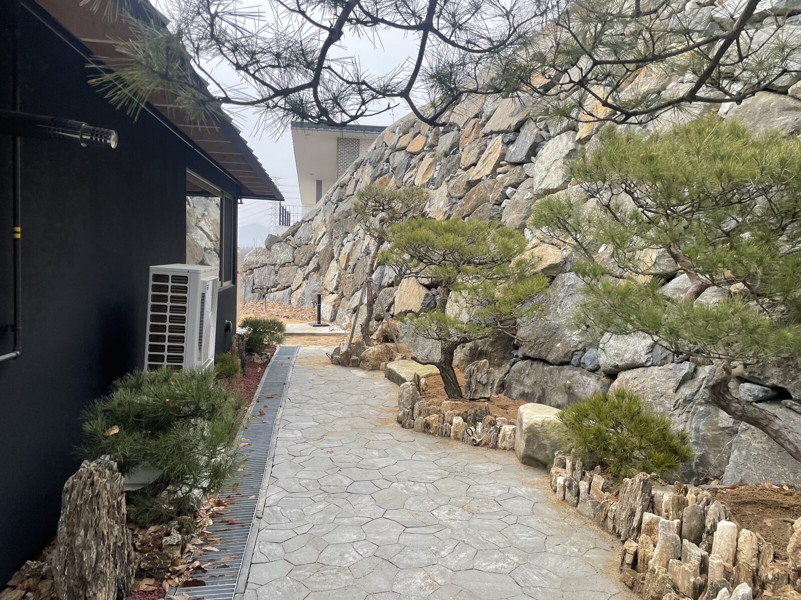 별장·전원주택 자연석 옹벽·노송 정원 헥사곤 판석 진입로 - 한국식 산수정원 시공 사례