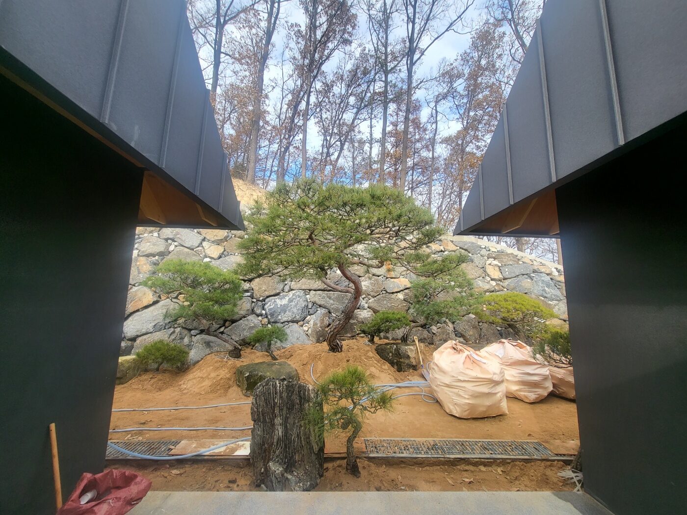 충주 자연석 옹벽 헥사곤 판석 진입로 시공 진행