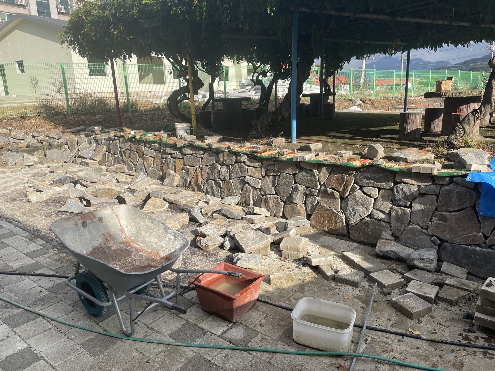 학교 잔디·토피어리 종합 정비