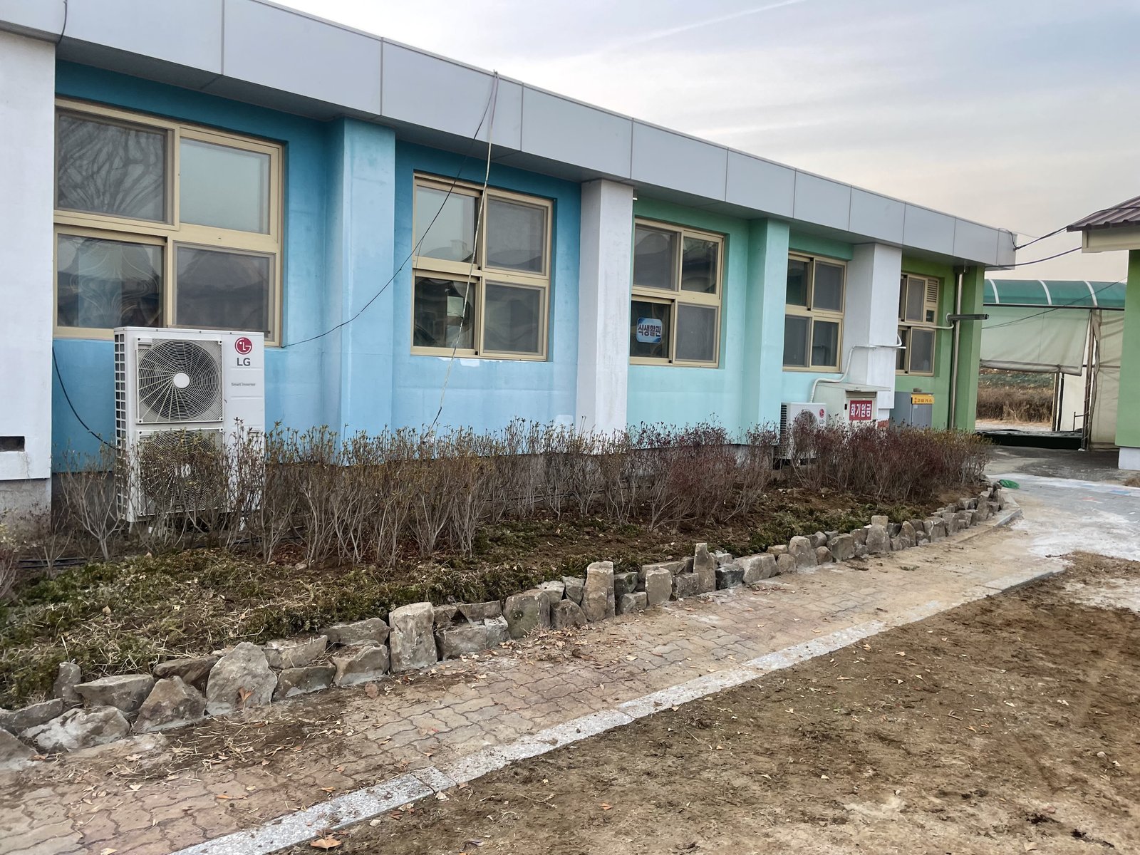 학교 소나무와 조각상 정원